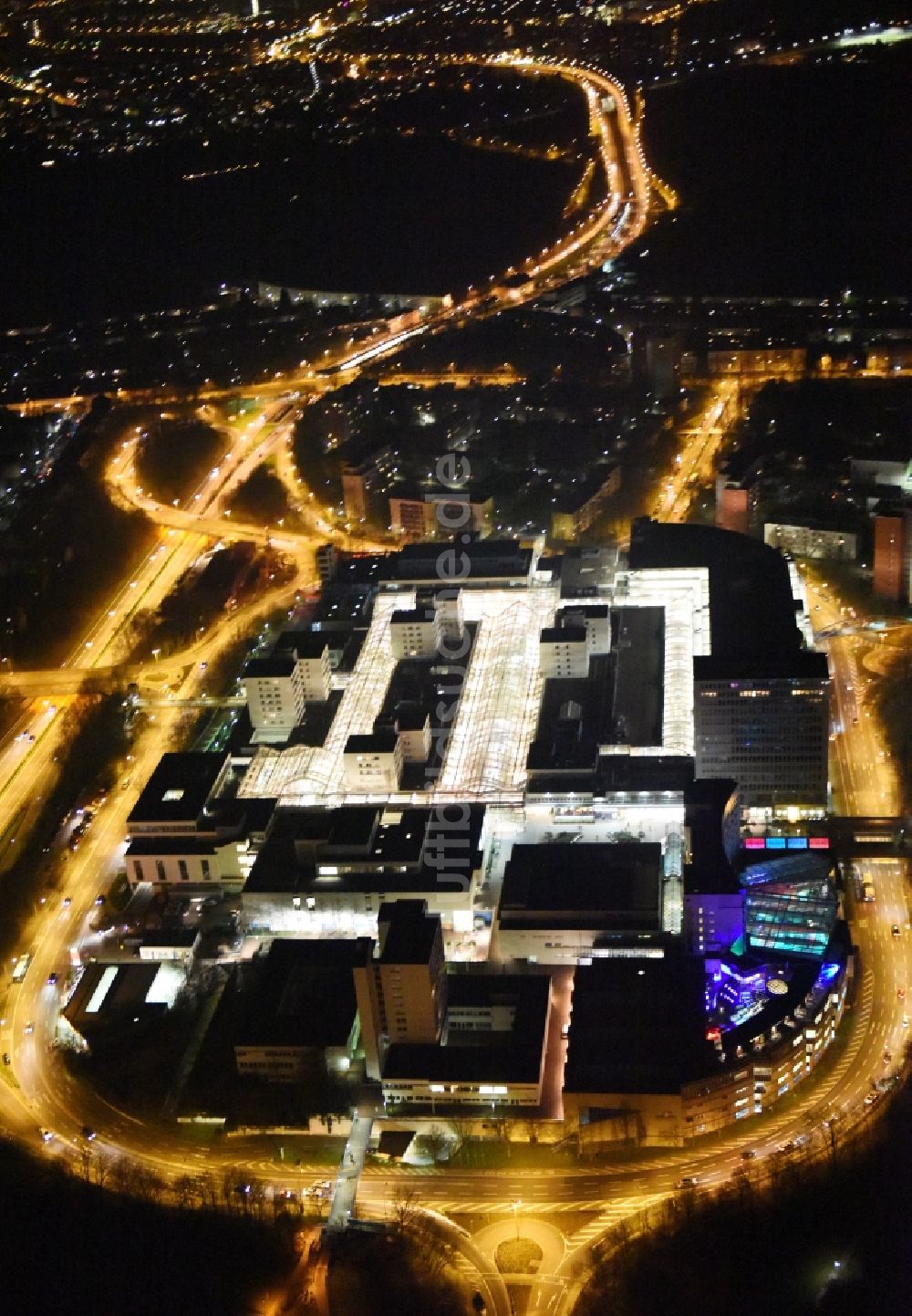 Nachtluftbild Frankfurt am Main - Nachtluftbild Gebäude des Einkaufszentrum Nordwest Zentrum in Frankfurt am Main im Bundesland Hessen