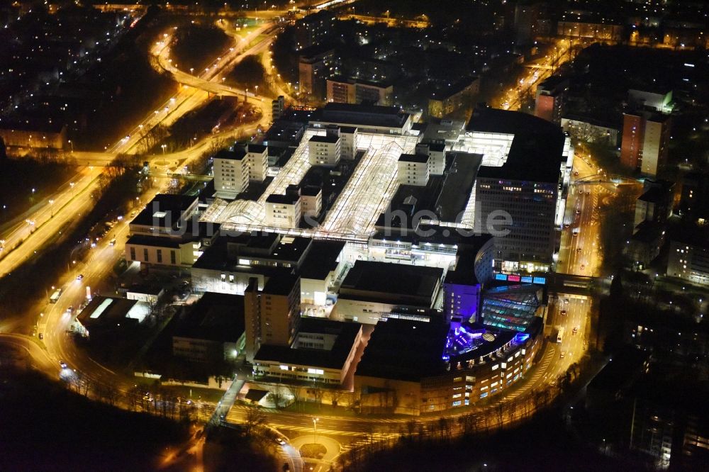 Nacht-Luftaufnahme Frankfurt am Main - Nachtluftbild Gebäude des Einkaufszentrum Nordwest Zentrum in Frankfurt am Main im Bundesland Hessen