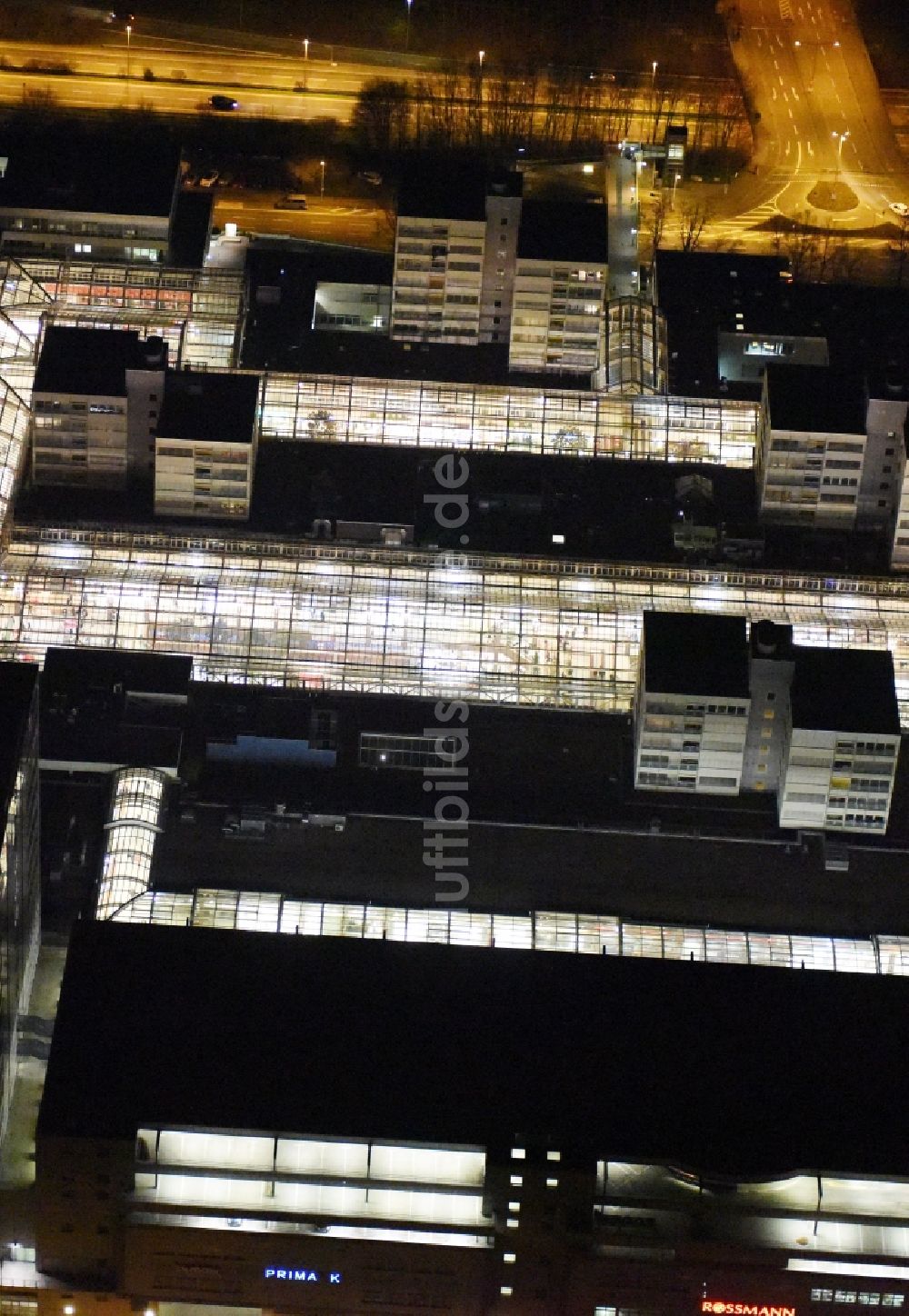 Frankfurt am Main bei Nacht von oben - Nachtluftbild Gebäude des Einkaufszentrum Nordwest Zentrum in Frankfurt am Main im Bundesland Hessen