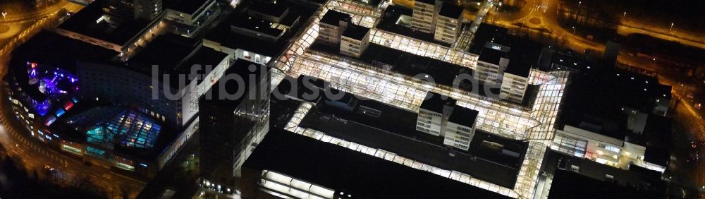 Nachtluftbild Frankfurt am Main - Nachtluftbild Gebäude des Einkaufszentrum Nordwest Zentrum in Frankfurt am Main im Bundesland Hessen