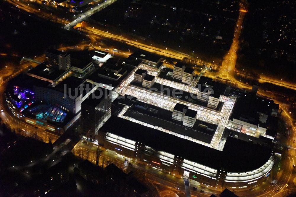 Nacht-Luftaufnahme Frankfurt am Main - Nachtluftbild Gebäude des Einkaufszentrum Nordwest Zentrum in Frankfurt am Main im Bundesland Hessen