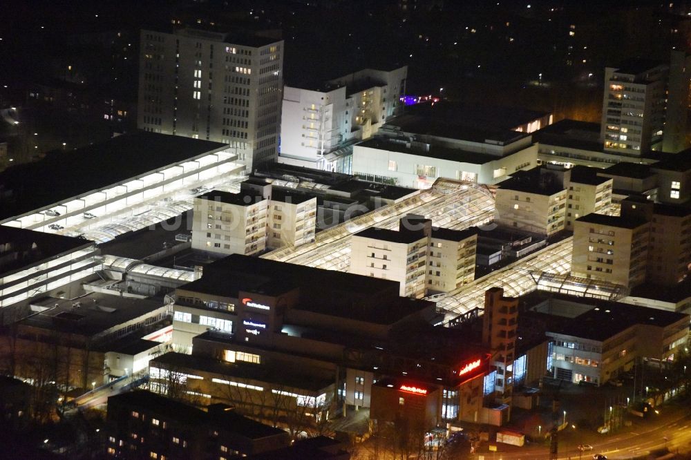 Frankfurt am Main bei Nacht aus der Vogelperspektive: Nachtluftbild Gebäude des Einkaufszentrum Nordwest Zentrum in Frankfurt am Main im Bundesland Hessen
