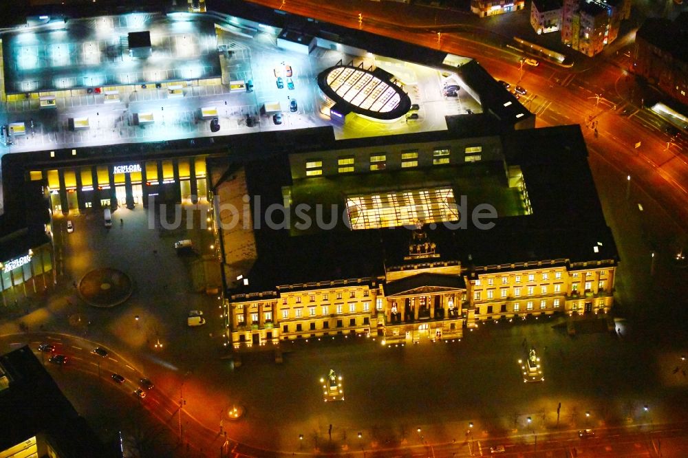 Nacht-Luftaufnahme Braunschweig - Nachtluftbild Gebäude des Einkaufszentrum Schloss-Arkaden Braunschweig am Ritterbrunnen in der Altstadt in Braunschweig im Bundesland Niedersachsen