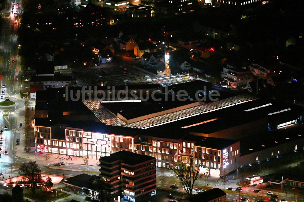 Nacht-Luftaufnahme Neumarkt in der Oberpfalz - Nachtluftbild Gebäude des Einkaufszentrum Stadtquartier Neuer Markt in Neumarkt in der Oberpfalz im Bundesland Bayern, Deutschland