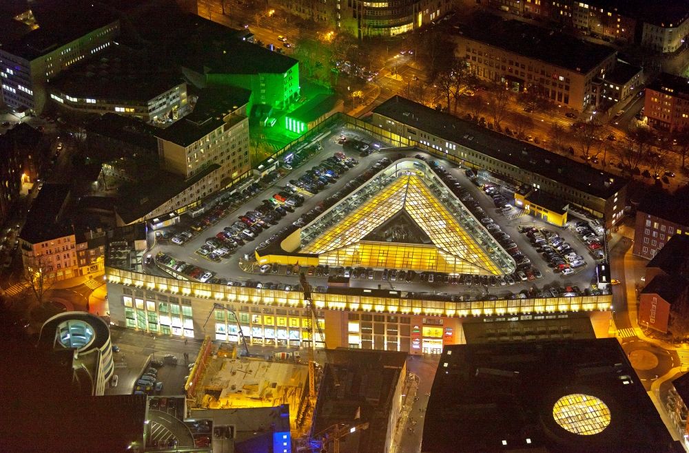 Dortmund bei Nacht aus der Vogelperspektive: Nachtluftbild Gebäude des Einkaufszentrum Thier-Galerie in Dortmund im Bundesland Nordrhein-Westfalen