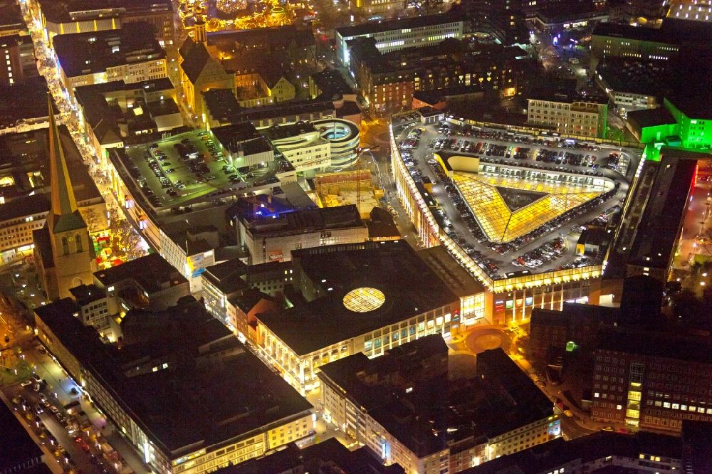 Dortmund bei Nacht aus der Vogelperspektive: Nachtluftbild Gebäude des Einkaufszentrum Thier-Galerie in Dortmund im Bundesland Nordrhein-Westfalen