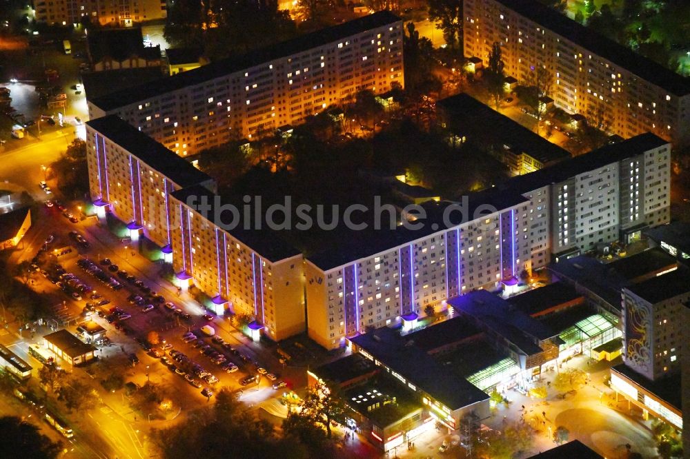 Nacht-Luftaufnahme Berlin - Nachtluftbild Gebäude des Einkaufszentrum TierparkCenter Berlin im Ortsteil Lichtenberg in Berlin