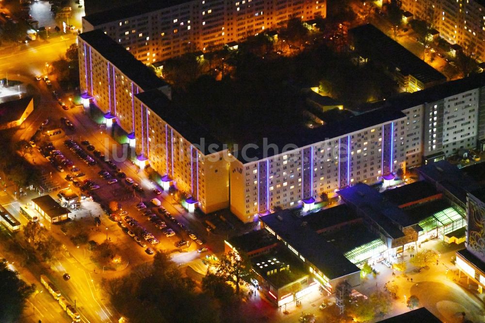 Berlin bei Nacht von oben - Nachtluftbild Gebäude des Einkaufszentrum TierparkCenter Berlin im Ortsteil Lichtenberg in Berlin