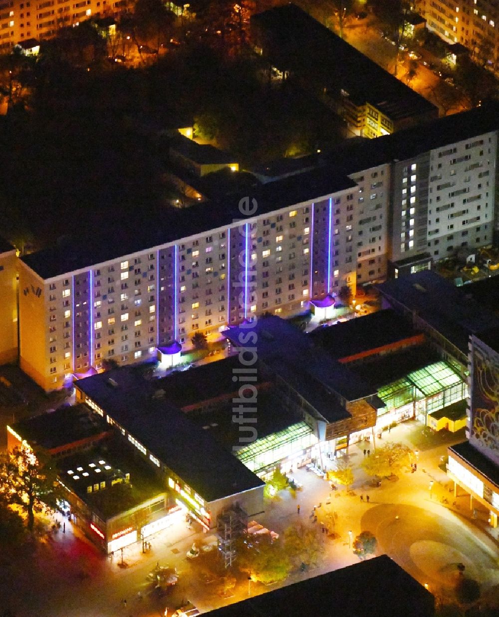 Berlin bei Nacht aus der Vogelperspektive: Nachtluftbild Gebäude des Einkaufszentrum TierparkCenter Berlin im Ortsteil Lichtenberg in Berlin