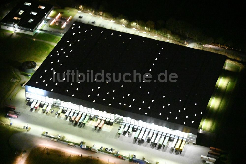 Nachtluftbild Braak - Nachtluftbild Gebäude des Einrichtungshaus - Möbelmarkt der BOLTZE Gruppe GmbH an der Alte Landstraße in Braak im Bundesland Schleswig-Holstein, Deutschland