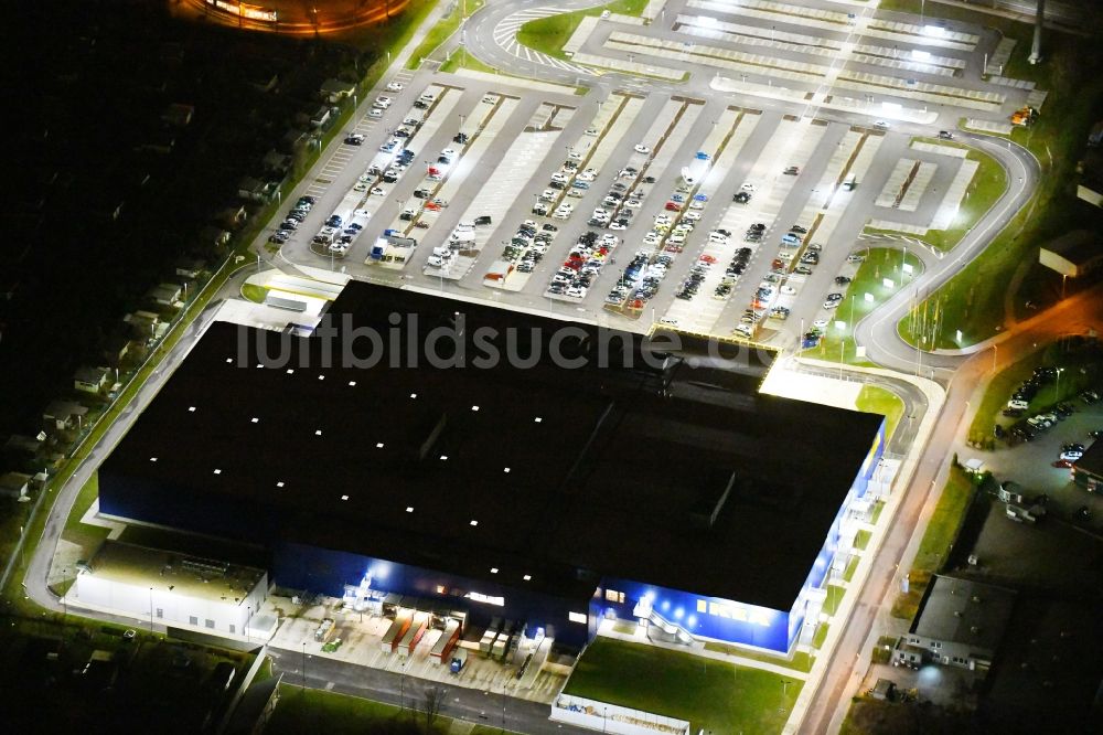 Nacht-Luftaufnahme Magdeburg - Nachtluftbild Gebäude des Einrichtungshaus - Möbelmarkt der IKEA Magdeburg in Magdeburg im Bundesland Sachsen-Anhalt, Deutschland