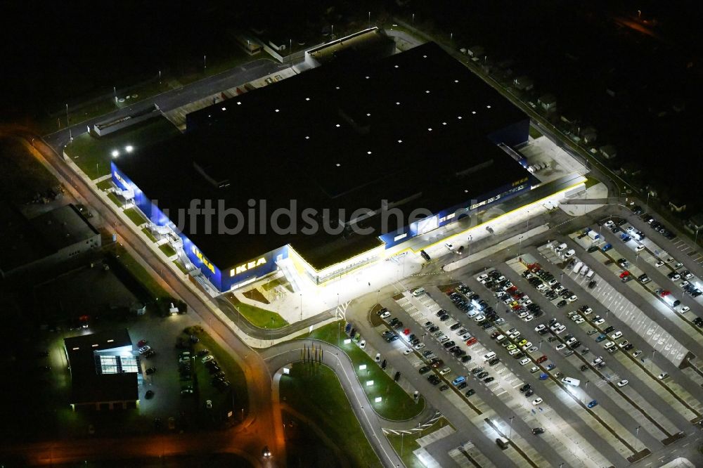 Nachtluftbild Magdeburg - Nachtluftbild Gebäude des Einrichtungshaus - Möbelmarkt der IKEA Magdeburg in Magdeburg im Bundesland Sachsen-Anhalt, Deutschland