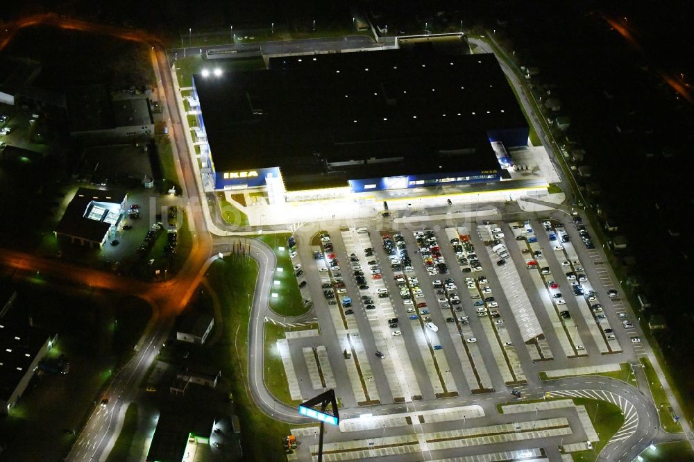 Magdeburg bei Nacht von oben - Nachtluftbild Gebäude des Einrichtungshaus - Möbelmarkt der IKEA Magdeburg in Magdeburg im Bundesland Sachsen-Anhalt, Deutschland