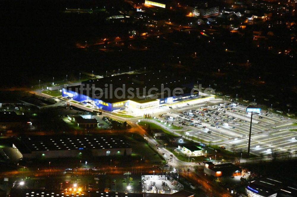 Nacht-Luftaufnahme Magdeburg - Nachtluftbild Gebäude des Einrichtungshaus - Möbelmarkt der IKEA Magdeburg in Magdeburg im Bundesland Sachsen-Anhalt, Deutschland