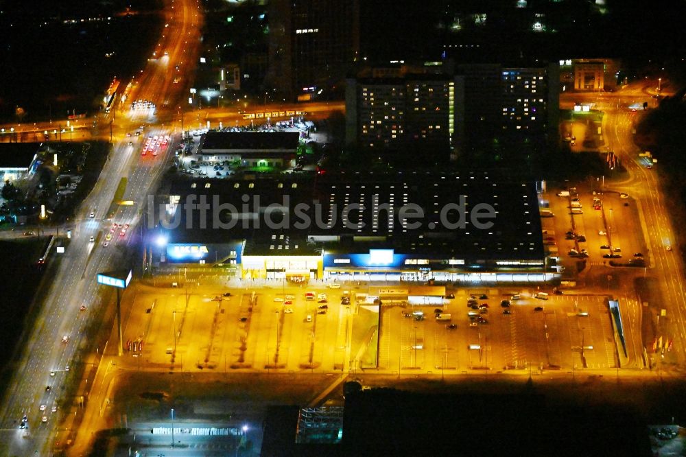 Nachtluftbild Berlin - Nachtluftbild Gebäude des Einrichtungshaus - Möbelmarkt der IKEA Möbel & Einrichtungshaus Berlin-Lichtenberg in Berlin, Deutschland