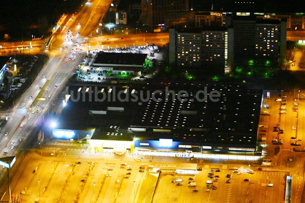 Nacht-Luftaufnahme Berlin - Nachtluftbild Gebäude des Einrichtungshaus - Möbelmarkt der IKEA Möbel & Einrichtungshaus Berlin-Lichtenberg in Berlin, Deutschland