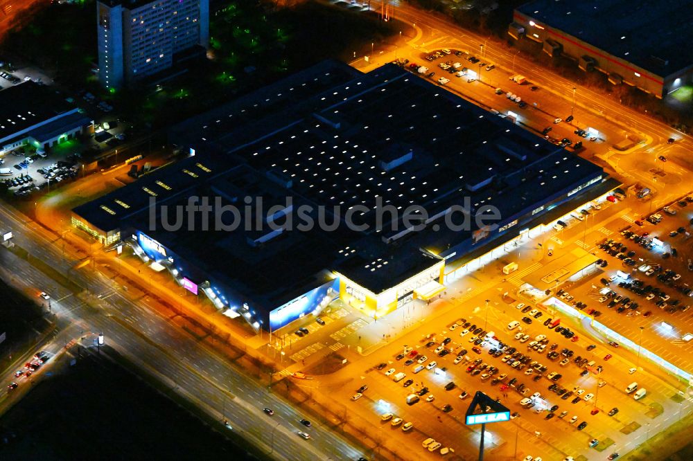 Nachtluftbild Berlin - Nachtluftbild Gebäude des Einrichtungshaus - Möbelmarkt der IKEA Möbel & Einrichtungshaus Berlin-Lichtenberg in Berlin, Deutschland