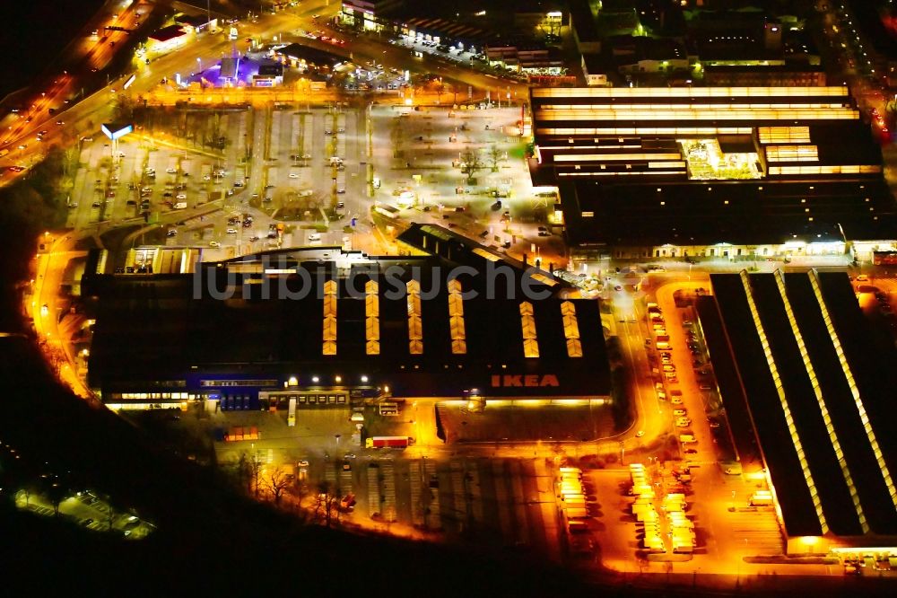 Berlin bei Nacht aus der Vogelperspektive: Nachtluftbild Gebäude des Einrichtungshaus - Möbelmarkt der IKEA Möbel & Einrichtungshaus Berlin-Tempelhof in Berlin, Deutschland