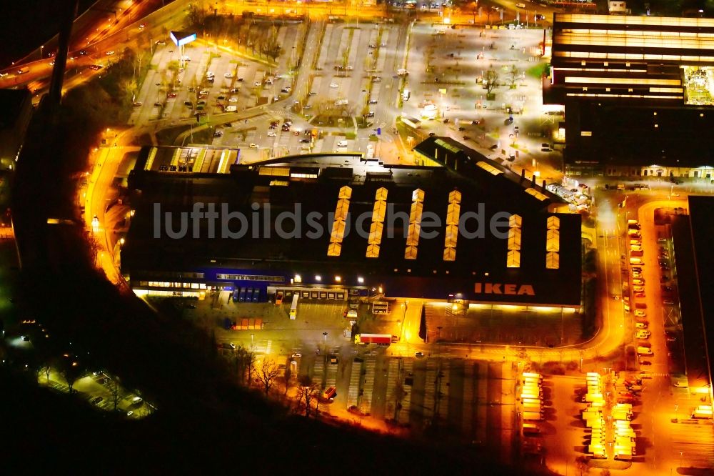Nachtluftbild Berlin - Nachtluftbild Gebäude des Einrichtungshaus - Möbelmarkt der IKEA Möbel & Einrichtungshaus Berlin-Tempelhof in Berlin, Deutschland