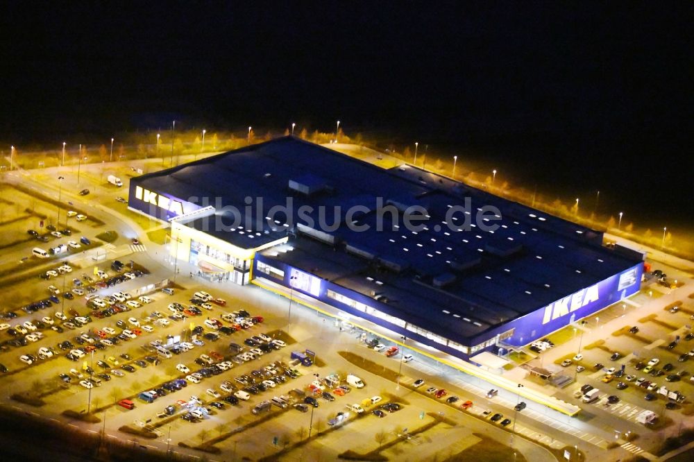 Nacht-Luftaufnahme Erfurt - Nachtluftbild Gebäude des Einrichtungshaus - Möbelmarkt der IKEA Möbel & Einrichtungshaus Erfurt im Ortsteil Schmira in Erfurt im Bundesland Thüringen, Deutschland