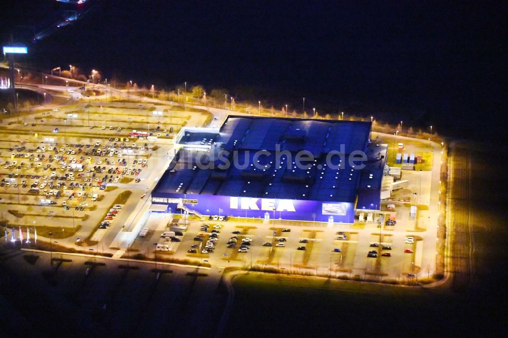 Erfurt bei Nacht von oben - Nachtluftbild Gebäude des Einrichtungshaus - Möbelmarkt der IKEA Möbel & Einrichtungshaus Erfurt im Ortsteil Schmira in Erfurt im Bundesland Thüringen, Deutschland