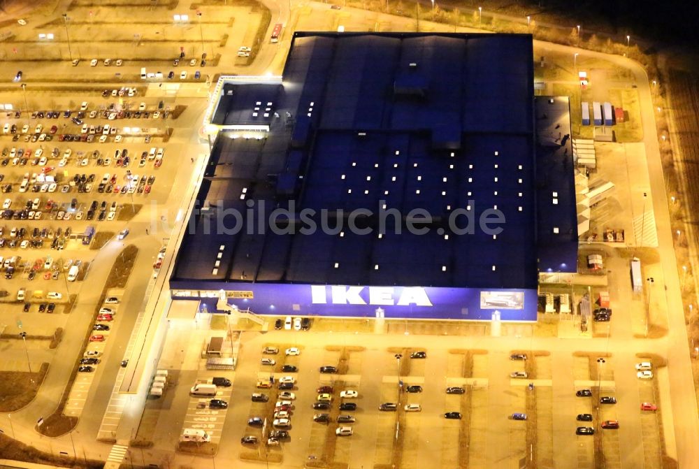 Erfurt bei Nacht von oben - Nachtluftbild Gebäude des Einrichtungshaus - Möbelmarkt der IKEA Möbel & Einrichtungshaus Erfurt im Ortsteil Schmira in Erfurt im Bundesland Thüringen, Deutschland