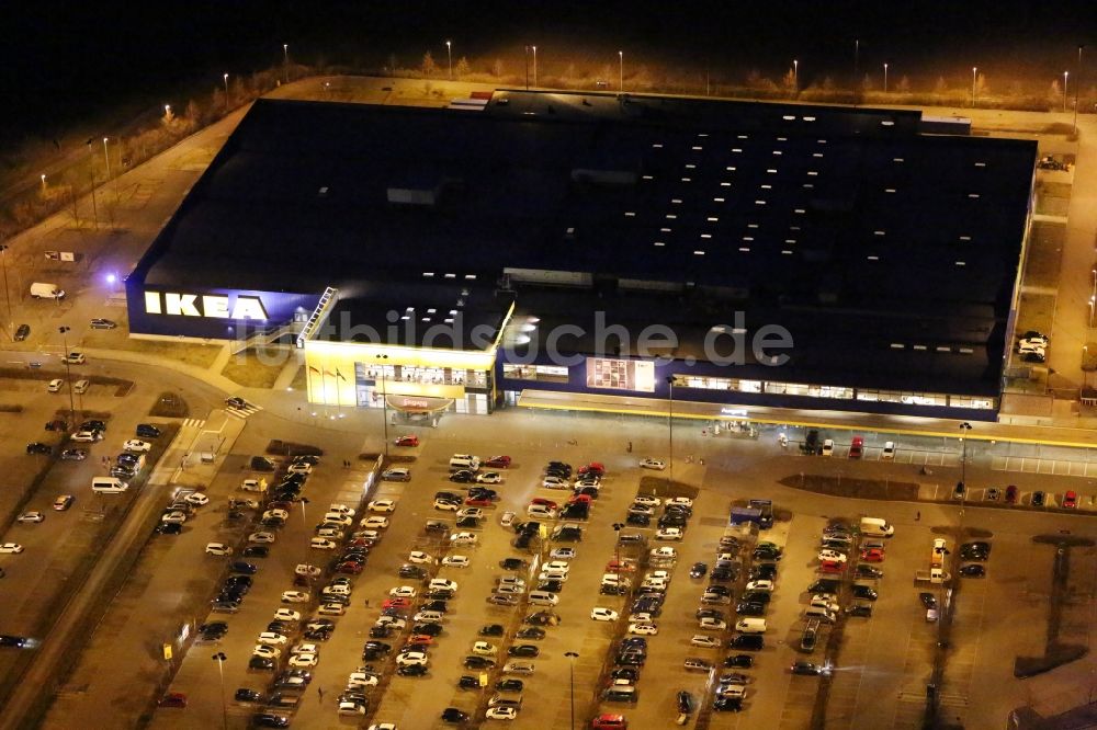 Nachtluftbild Erfurt - Nachtluftbild Gebäude des Einrichtungshaus - Möbelmarkt der IKEA Möbel & Einrichtungshaus Erfurt im Ortsteil Schmira in Erfurt im Bundesland Thüringen, Deutschland