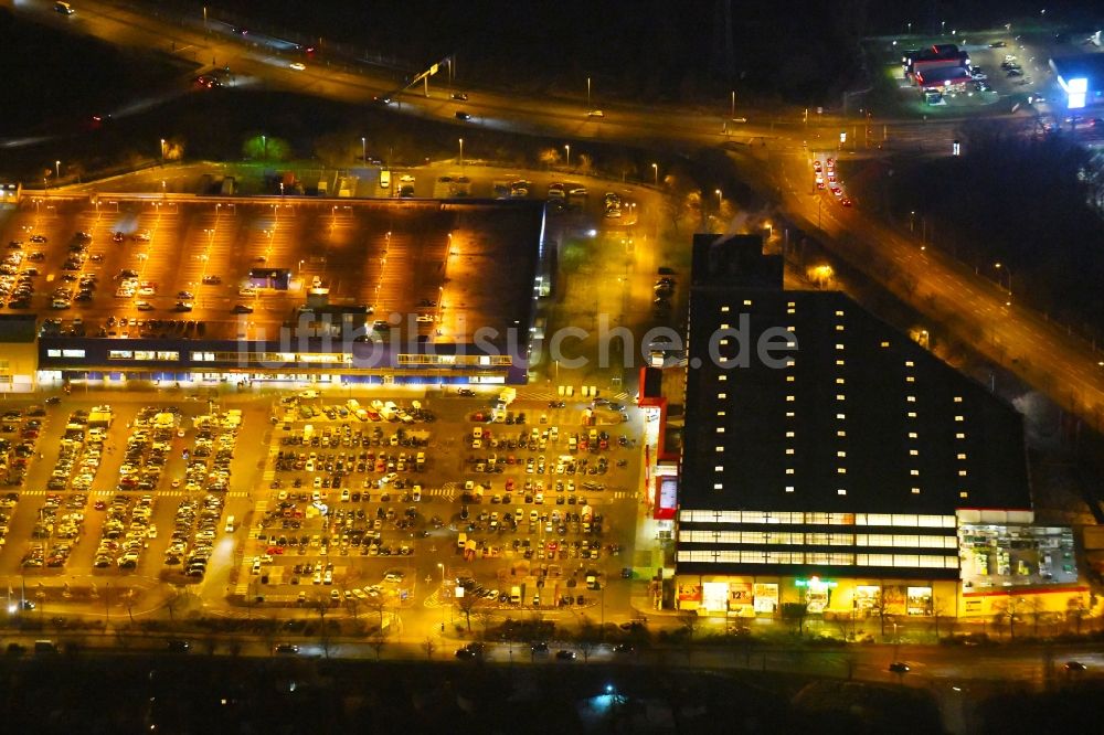 Nachtluftbild Hamburg - Nachtluftbild Gebäude des Einrichtungshaus - Möbelmarkt IKEA Möbel & Einrichtungshaus Hamburg-Moorfleet im Ortsteil Moorfleet in Hamburg, Deutschland