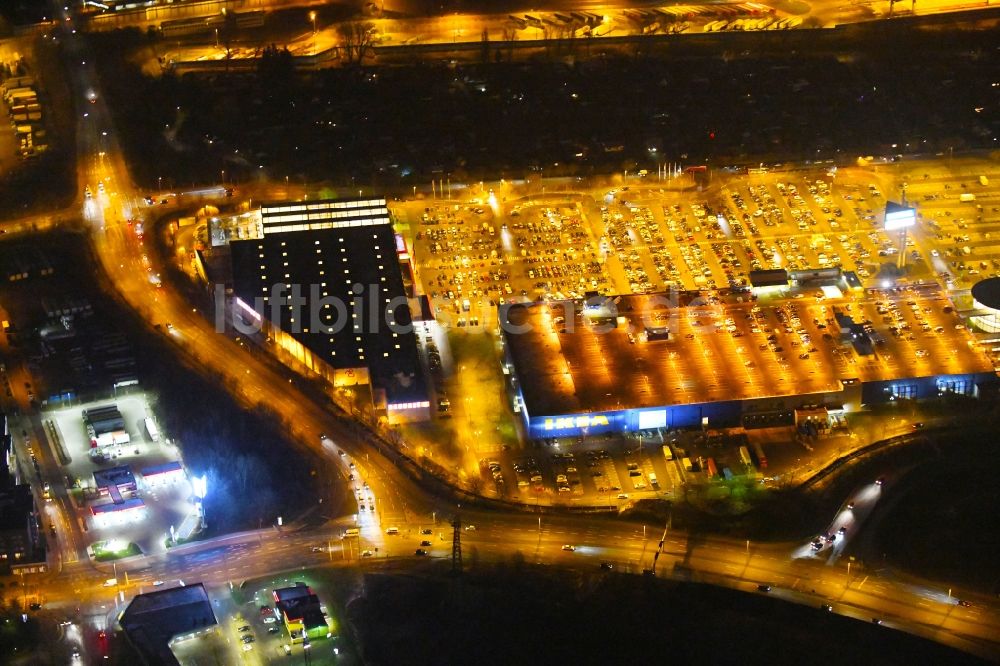 Nacht-Luftaufnahme Hamburg - Nachtluftbild Gebäude des Einrichtungshaus - Möbelmarkt IKEA Möbel & Einrichtungshaus Hamburg-Moorfleet im Ortsteil Moorfleet in Hamburg, Deutschland
