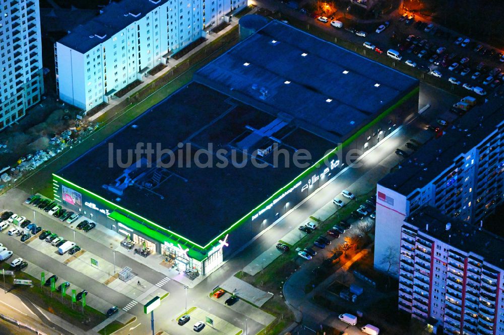 Nacht-Luftaufnahme Berlin - Nachtluftbild Gebäude des Einrichtungshaus - Möbelmarkt mömax in Berlin, Deutschland