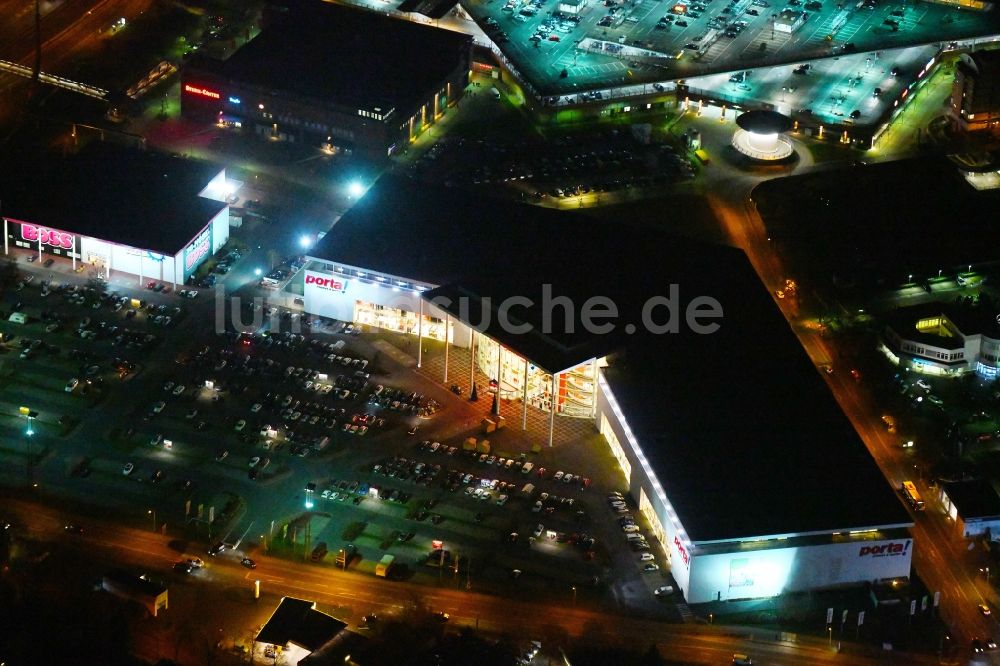 Nachtluftbild Potsdam - Nachtluftbild Gebäude des Einrichtungshaus - Möbelmarkt der Porta Möbel Möbelgeschäft - Kette in Potsdam im Bundesland Brandenburg