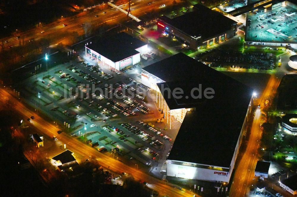 Nacht-Luftaufnahme Potsdam - Nachtluftbild Gebäude des Einrichtungshaus - Möbelmarkt der Porta Möbel Möbelgeschäft - Kette in Potsdam im Bundesland Brandenburg