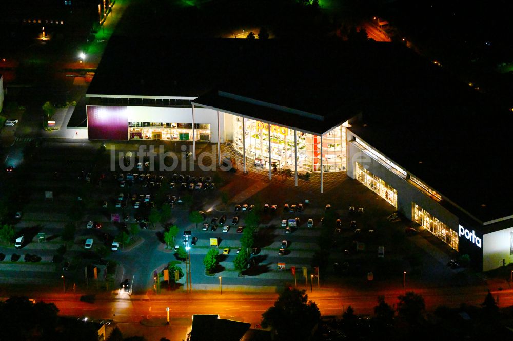 Nachtluftbild Potsdam - Nachtluftbild Gebäude des Einrichtungshaus - Möbelmarkt der Porta Möbel Möbelgeschäft - Kette in Potsdam im Bundesland Brandenburg