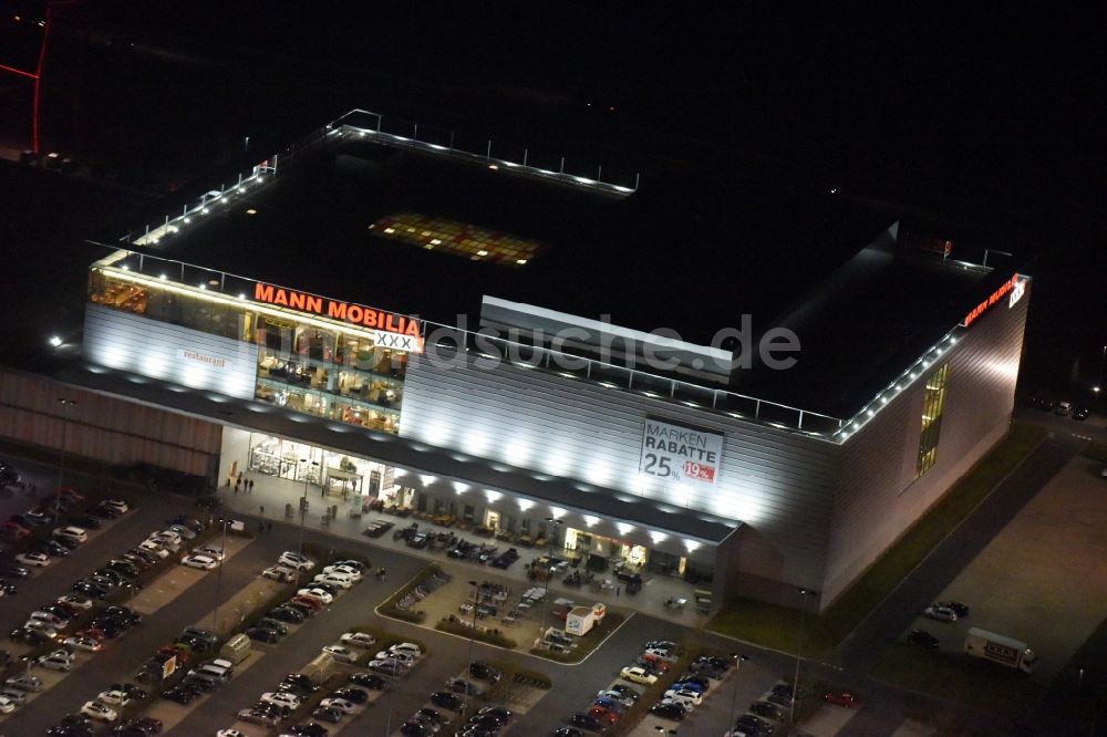 Eschborn bei Nacht von oben - Nachtluftbild Gebäude des Einrichtungshaus - Möbelmarkt der XXXL Mann Mobilia in Sulzbach (Taunus) im Bundesland Hessen