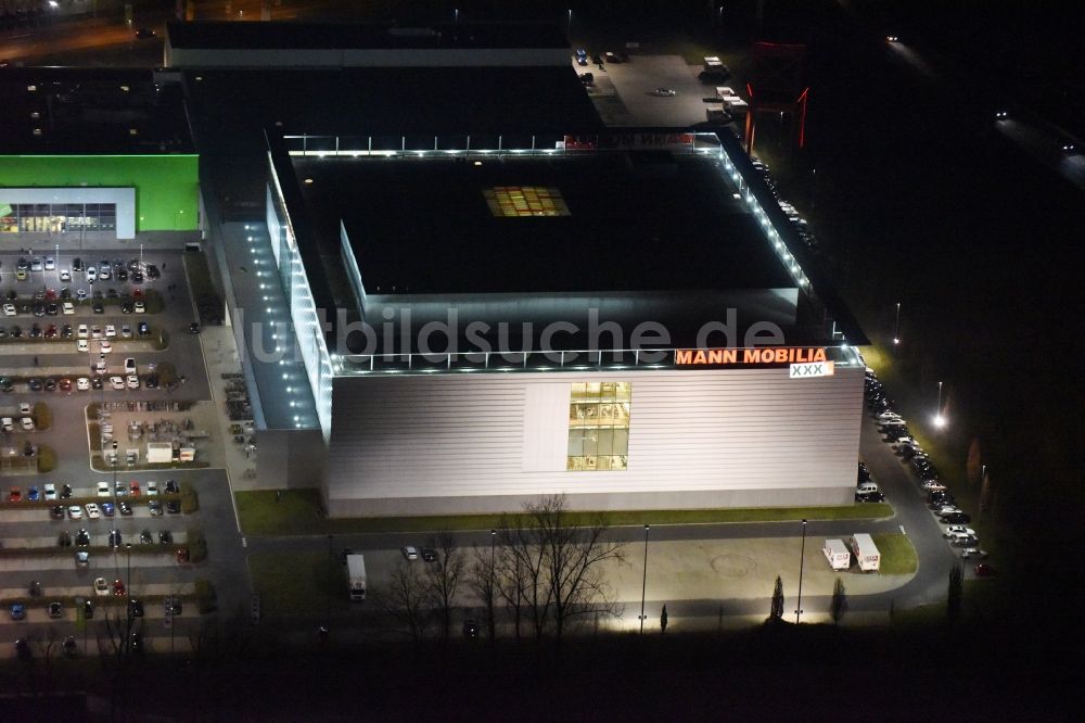 Eschborn bei Nacht aus der Vogelperspektive: Nachtluftbild Gebäude des Einrichtungshaus - Möbelmarkt der XXXL Mann Mobilia in Sulzbach (Taunus) im Bundesland Hessen