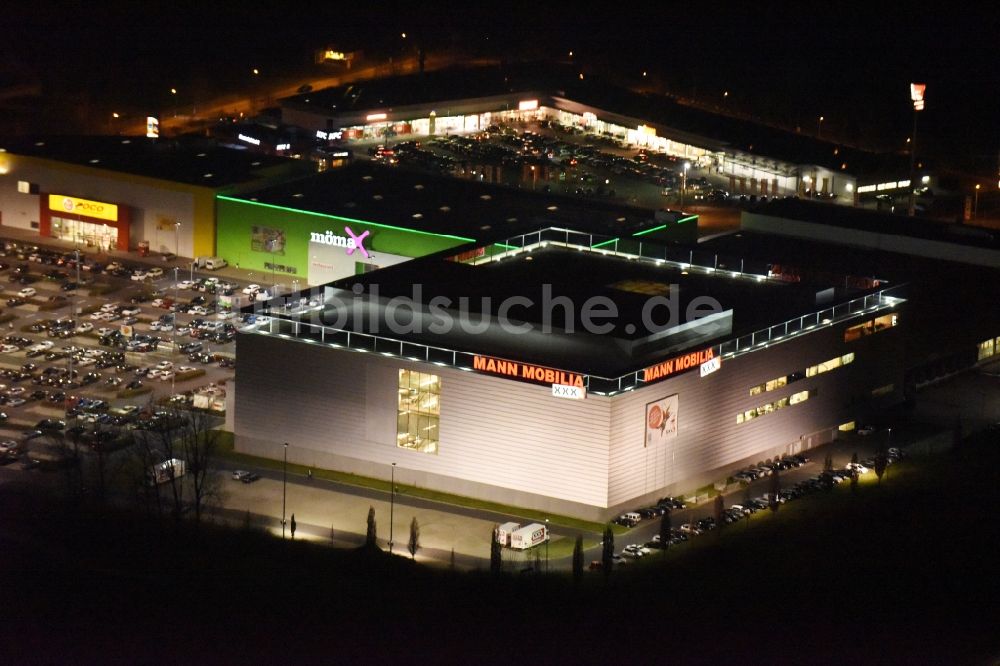 Nacht-Luftaufnahme Eschborn - Nachtluftbild Gebäude des Einrichtungshaus - Möbelmarkt der XXXL Mann Mobilia in Sulzbach (Taunus) im Bundesland Hessen