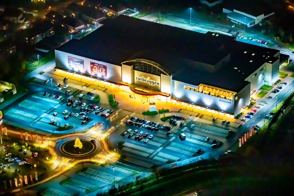Herne bei Nacht von oben - Nachtluftbild Gebäude des Einrichtungshaus - Möbelmarkt Zurbrüggen Wohn-Zentrum in Herne im Bundesland Nordrhein-Westfalen, Deutschland