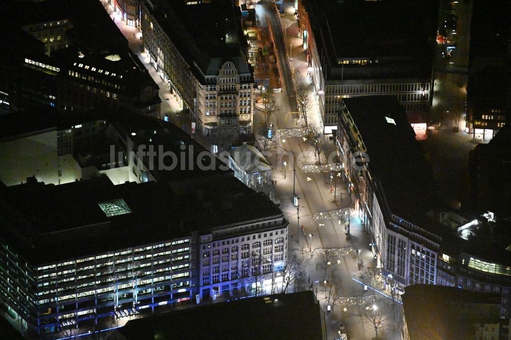 Nacht-Luftaufnahme Hamburg - Nachtluftbild Gebäude des Elbphilharmonie Kulturcafé an der Spitalerstraße - Ecke Mönckebergstraße in Hamburg, Deutschland