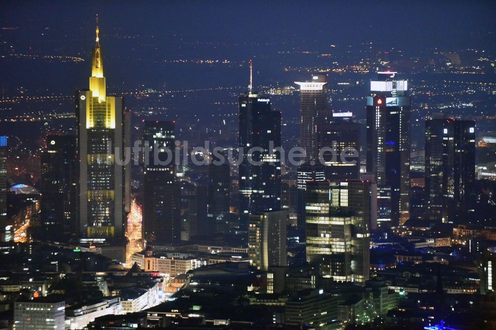 Nachtluftbild Frankfurt am Main - Nachtluftbild Gebäude Ensemble des Palais Quartier vor der Skyline in Frankfurt am Main im Bundesland Hessen
