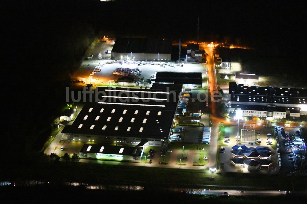 Nachtluftbild Ahrensfelde - Nachtluftbild Gebäude des Großhandelszentrum Bergmann & Franz in Ahrensfelde im Bundesland Brandenburg, Deutschland