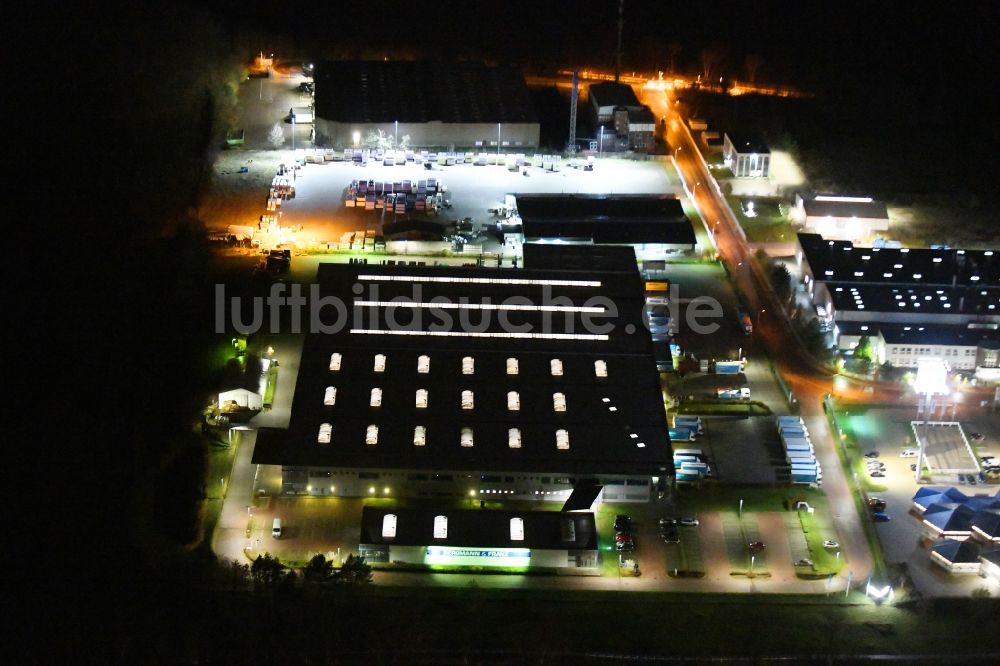 Nacht-Luftaufnahme Ahrensfelde - Nachtluftbild Gebäude des Großhandelszentrum Bergmann & Franz in Ahrensfelde im Bundesland Brandenburg, Deutschland