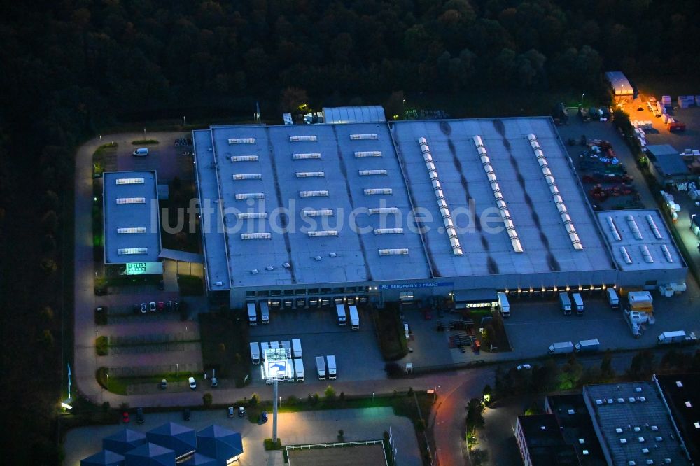 Nacht-Luftaufnahme Ahrensfelde - Nachtluftbild Gebäude des Großhandelszentrum Bergmann & Franz in Ahrensfelde im Bundesland Brandenburg, Deutschland