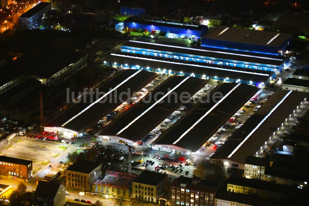 Berlin bei Nacht von oben - Nachtluftbild Gebäude des Großhandelszentrum Dong Xuan Center im Ortsteil Lichtenberg in Berlin, Deutschland