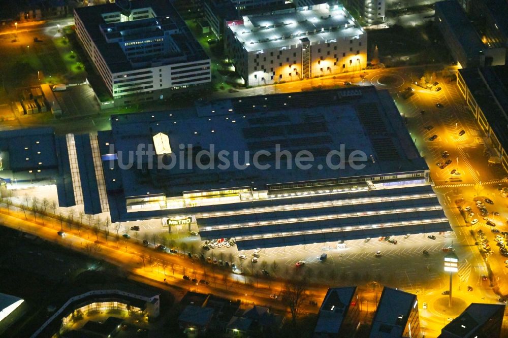 Nacht-Luftaufnahme Düsseldorf - Nachtluftbild Gebäude des Großhandelszentrum METRO im Ortsteil Flingern-Nord in Düsseldorf im Bundesland Nordrhein-Westfalen, Deutschland