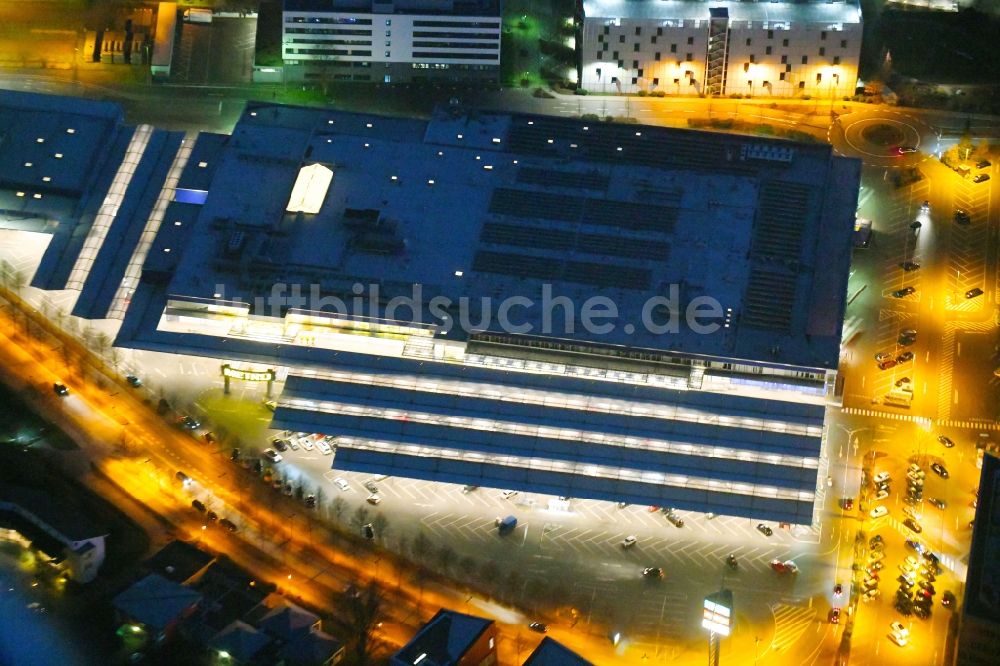 Düsseldorf bei Nacht von oben - Nachtluftbild Gebäude des Großhandelszentrum METRO im Ortsteil Flingern-Nord in Düsseldorf im Bundesland Nordrhein-Westfalen, Deutschland