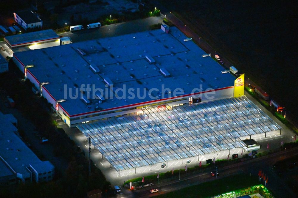 Nacht-Luftaufnahme Lindenberg - Nachtluftbild Gebäude des Großhandelszentrum SELGROS Cash & Carry Lindenberg in Lindenberg im Bundesland Brandenburg