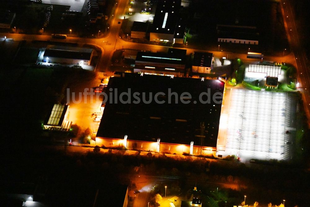 Nacht-Luftaufnahme Radeburg - Nachtluftbild Gebäude des Großhandelszentrum SELGROS Cash & Carry in Radeburg im Bundesland Sachsen, Deutschland