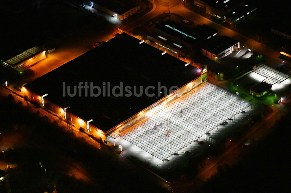 Radeburg bei Nacht von oben - Nachtluftbild Gebäude des Großhandelszentrum SELGROS Cash & Carry in Radeburg im Bundesland Sachsen, Deutschland