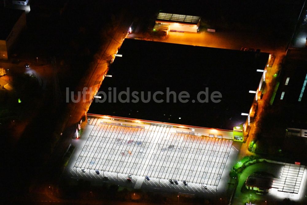 Nachtluftbild Radeburg - Nachtluftbild Gebäude des Großhandelszentrum SELGROS Cash & Carry in Radeburg im Bundesland Sachsen, Deutschland