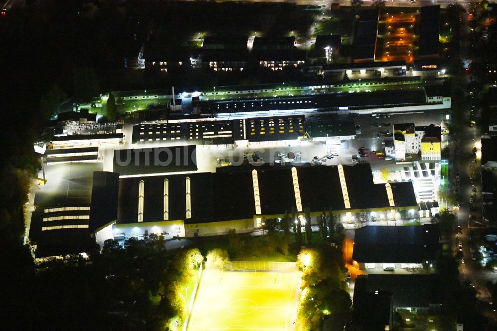 Nacht-Luftaufnahme Berlin - Nachtluftbild Gebäude Holz Possling im Ortsteil Neukölln in Berlin, Deutschland